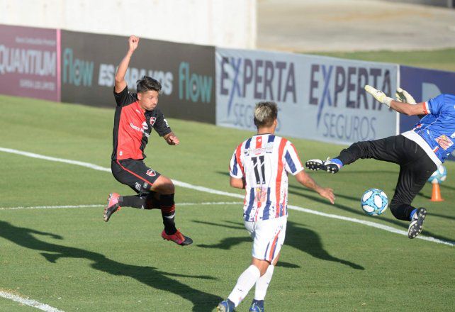 el-gol-rojinegro-palacios-define-el-esfuerzo-del-arquero-penarol.jpg
