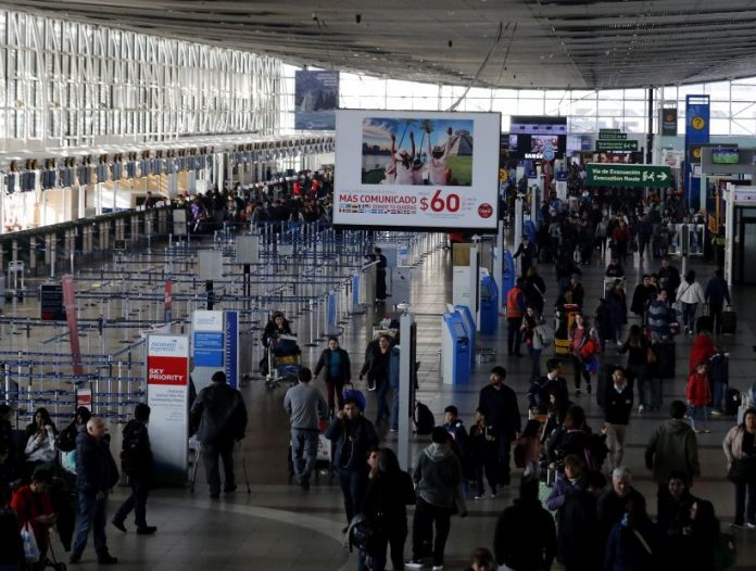 Viajeros salen de vacaciones de invierno desde el Aeropuerto de Santiago