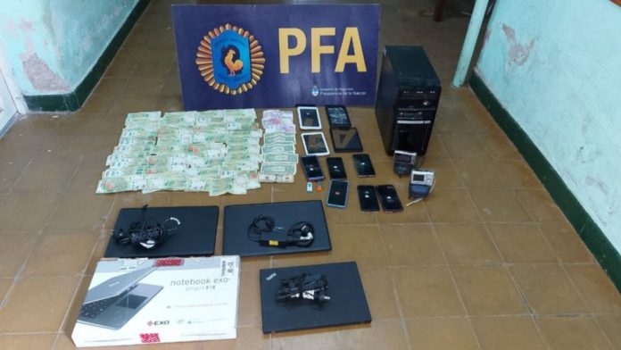 policia estafa dolares presos