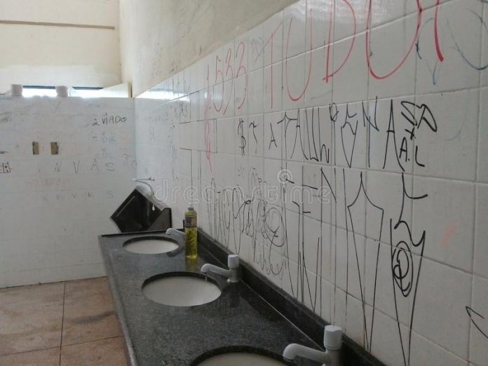 maceió-brasil-de-septiembre-baño-escuela-pública-en-con-vandalismo-colegios-públicos-acrónimos-crimen-organizado-167206752