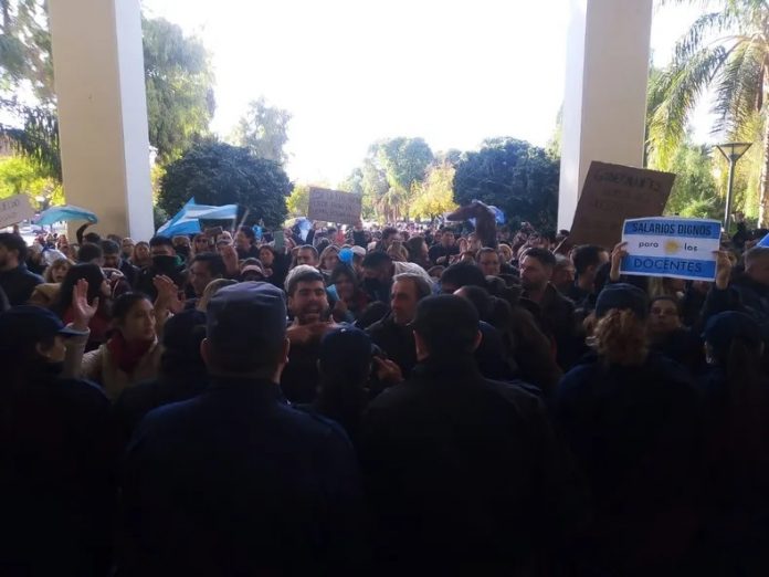 protesta docentes autoconvocados centro civico