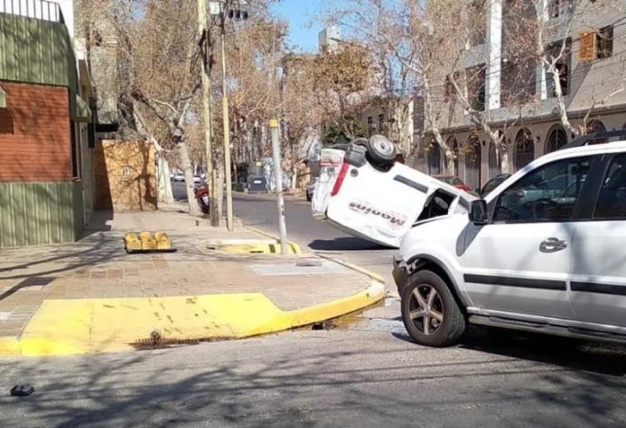accidente vehiculo volcado en capital