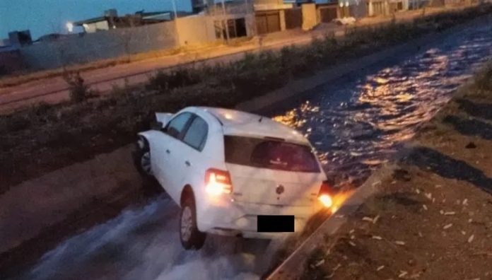 auto en canal