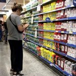 Crece el uso de tarjetas para comprar alimentos y advierten por el endeudamiento en San Juan