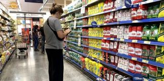 Crece el uso de tarjetas para comprar alimentos y advierten por el endeudamiento en San Juan