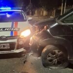 Madrugada de caos en Rawson: una mujer arrancó el portón de su casa y chocó dos patrulleros