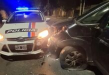 Madrugada de caos en Rawson: una mujer arrancó el portón de su casa y chocó dos patrulleros