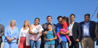 Orrego entregó casas en Sarmiento y anunció la pavimentación de una calle clave en el departamento