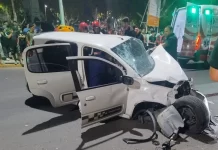 Violento choque en Capital: cinco jóvenes hospitalizados y dos vehículos destruidos