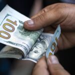 El dólar blue en San Juan bajó 10 pesos: este viernes cotizó a $1.460