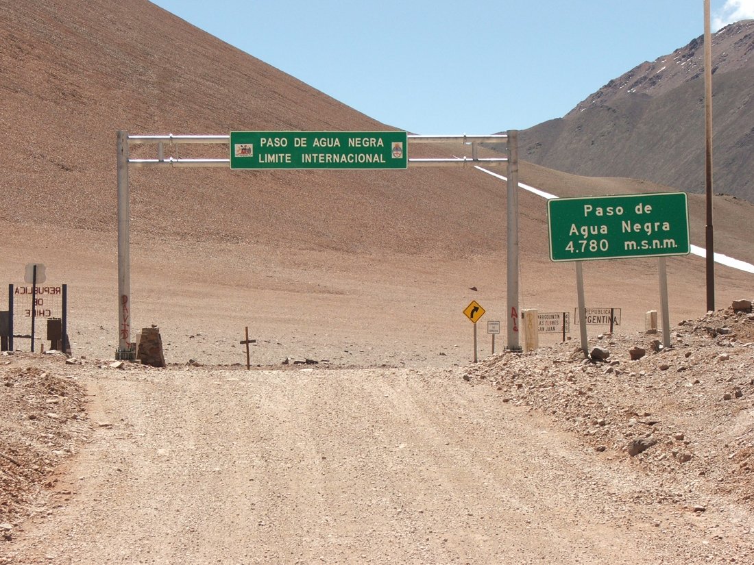 Agua Negra: Coquimbo proyecta enero y San Juan todavía apunta a diciembre Carteles del Paso de Agua Negra en el límite entre San Juan y Chile, fotografía de archivo de 2009.