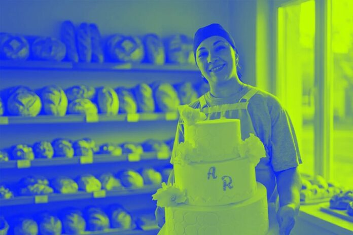 1-emprendedora-fns2026 Emprendedora sanjuanina con una torta en su panadería
