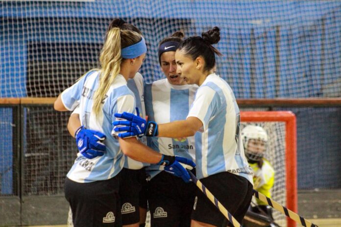 1-image-75a58bb9 Jugadoras argentinas de hockey sobre patines durante la despedida en el Aldo Cantoni.
