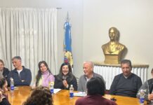 Máximo Kirchner llega al PJ sanjuanino: la visita que pone a la interna en primer plano Dirigentes del PJ sanjuanino en una reunión en la sede partidaria, mayo de 2025.