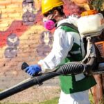 Capital: dónde habrá desinsectación y desratización esta semana Operario realizando tareas de desinsectación en Capital, San Juan