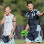 La Selección vuelve a entrenar antes del amistoso con Bolivia en Córdoba Lionel Scaloni dirige un entrenamiento de la Selección argentina